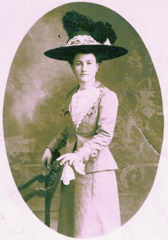 Elisabeth Oliva , notre grand mère maternelle
